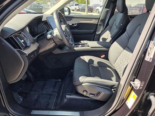2025 Volvo XC90 B5 Core
