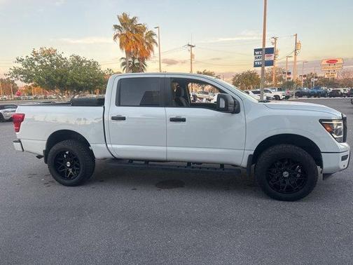 2023 Nissan Titan SV