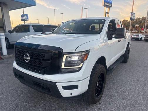 2023 Nissan Titan SV