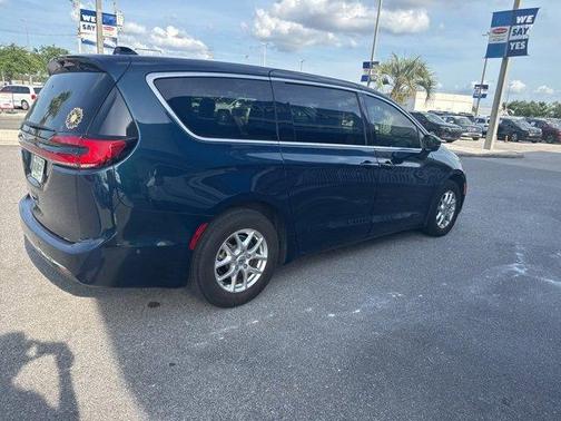 2023 Chrysler Pacifica Touring-L