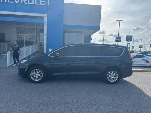 2023 Chrysler Pacifica Touring-L