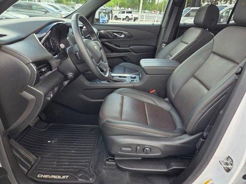 Iridescent Pearl Tricoat 2023 Chevrolet Traverse High Country