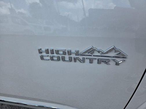 Iridescent Pearl Tricoat 2023 Chevrolet Traverse High Country