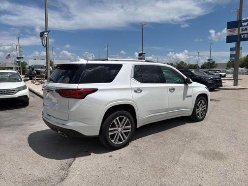 Iridescent Pearl Tricoat 2023 Chevrolet Traverse High Country