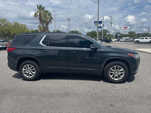 Graphite Metallic 2021 Chevrolet Traverse LT Cloth
