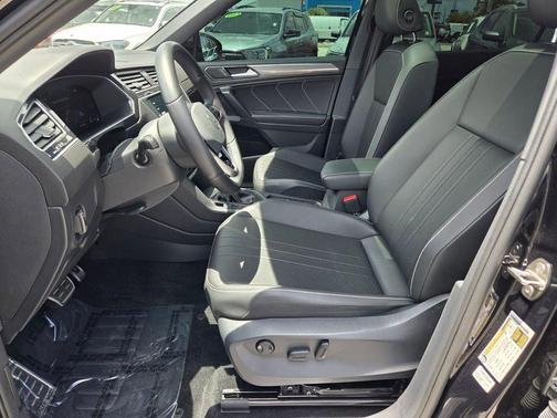 Deep Black Pearl Effect 2024 Volkswagen Tiguan 2.0T SE R-Line Black
