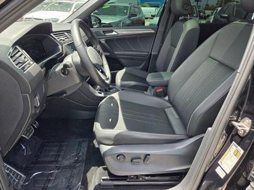 Deep Black Pearl Effect 2024 Volkswagen Tiguan 2.0T SE R-Line Black