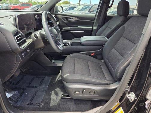Mosaic Black Metallic 2025 Chevrolet Traverse LT