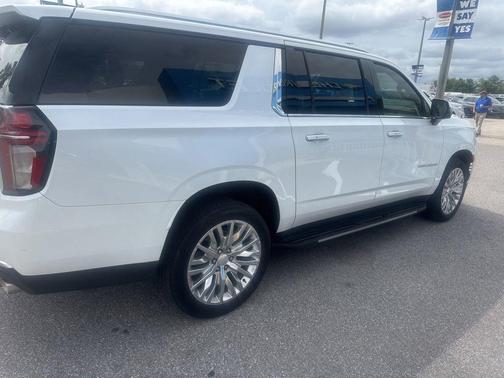 Iridescent Pearl Tricoat 2023 Chevrolet Suburban Premier