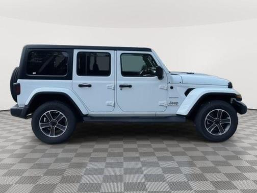 Bright White Clearcoat 2023 Jeep Wrangler 4-Door Sahara 4x4