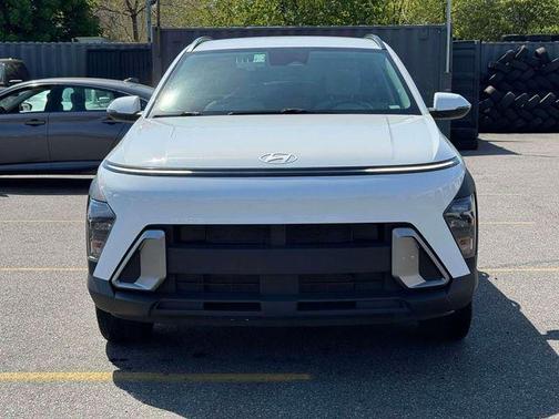 Atlas White 2025 Hyundai KONA SEL