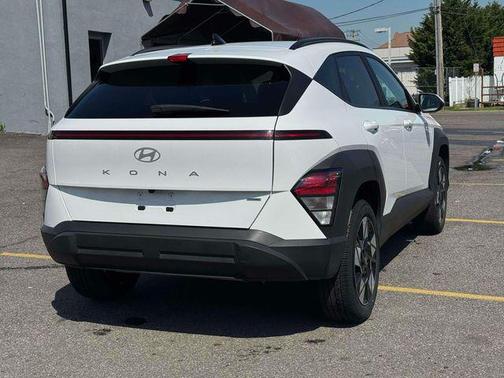 Atlas White 2025 Hyundai KONA SEL