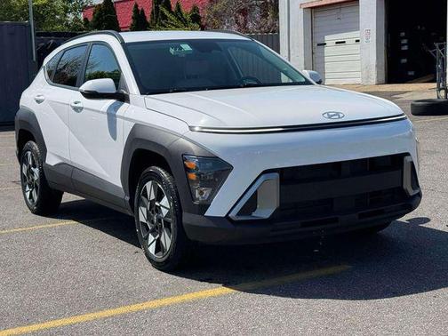 Atlas White 2025 Hyundai KONA SEL