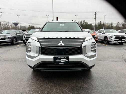 2026 Mitsubishi Outlander ES