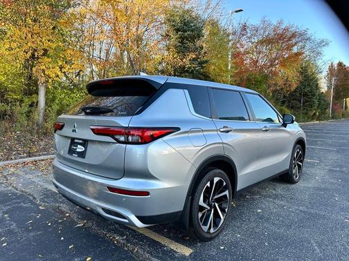 2023 Mitsubishi Outlander SE