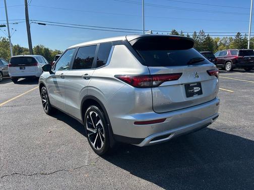 2023 Mitsubishi Outlander SE