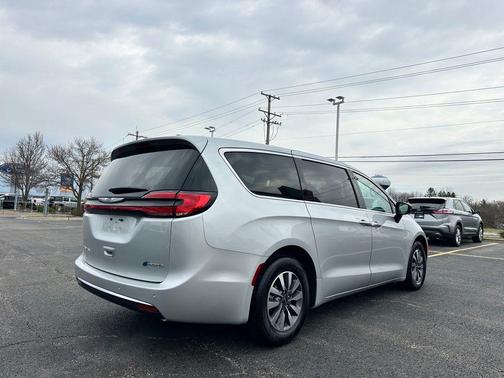 2024 Chrysler Pacifica Hybrid Select
