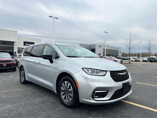 2024 Chrysler Pacifica Hybrid Select
