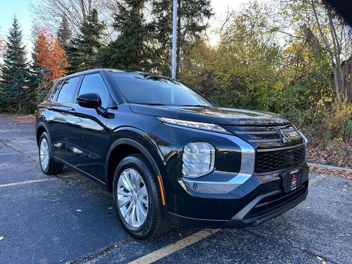 2025 Mitsubishi Outlander ES