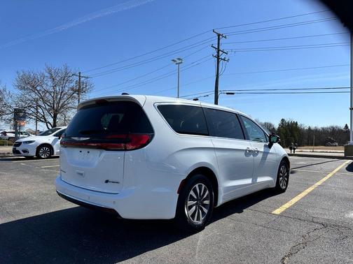 2024 Chrysler Pacifica Hybrid Select