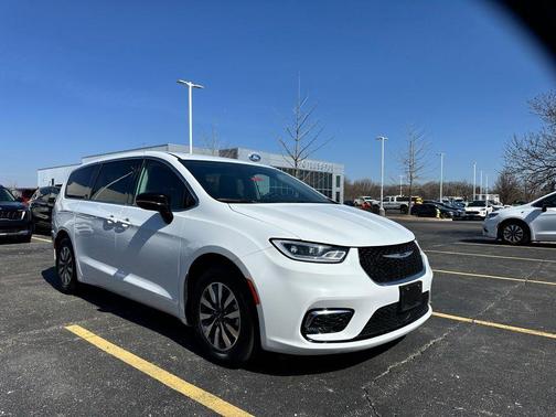 2024 Chrysler Pacifica Hybrid Select