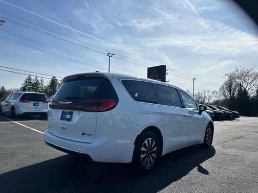 2024 Chrysler Pacifica Hybrid Select