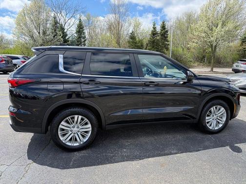 Black 2022 Mitsubishi Outlander ES