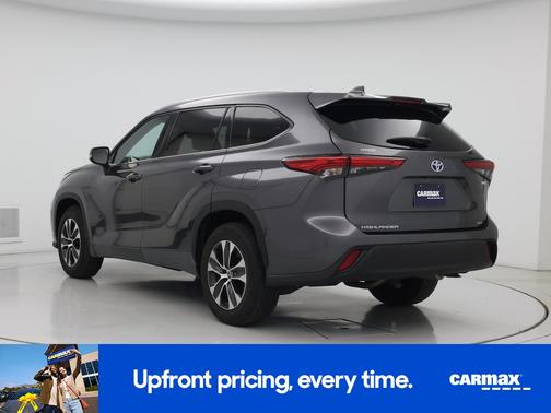 Gray 2022 Toyota Highlander Hybrid LE