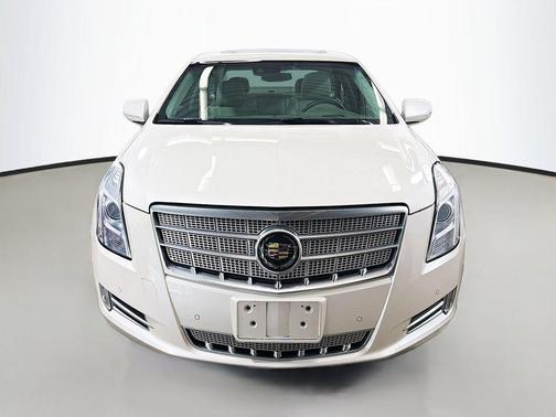 White Diamond Clearcoat 2015 Cadillac XTS Platinum
