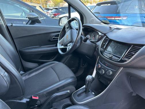 Summit White 2019 Chevrolet Trax LT