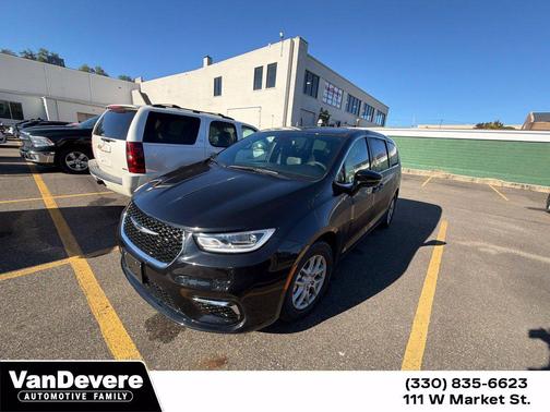 Diamond Black Crystal Pearlcoat 2026 Chrysler Pacifica L