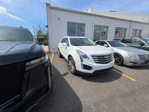 Crystal White Tricoat 2017 Cadillac XT5 Luxury