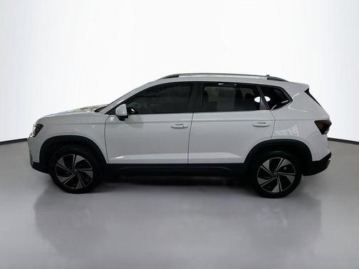 White 2025 Volkswagen Taos 1.5T SE