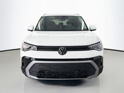 White 2025 Volkswagen Taos 1.5T SE