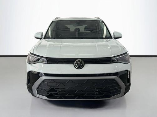 White 2025 Volkswagen Taos 1.5T SE