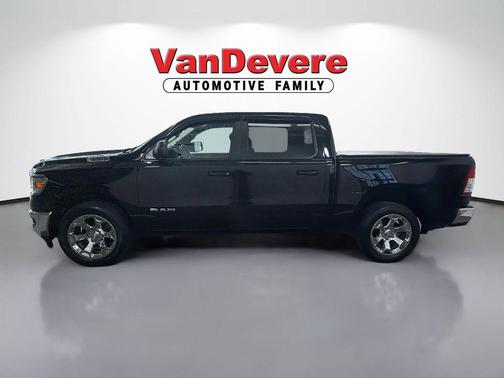 Diamond Black Crystal Pearlcoat 2022 RAM 1500 Big Horn/Lone Star