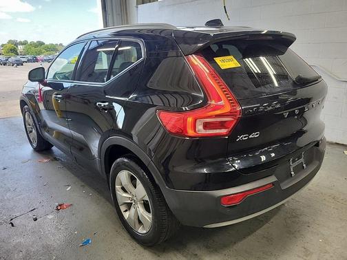 2022 Volvo XC40 T5 Momentum