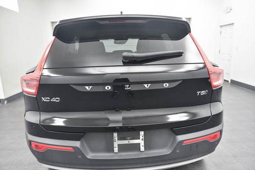 2022 Volvo XC40 T5 Momentum