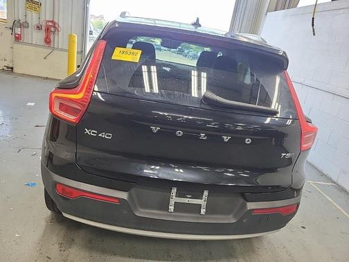 2022 Volvo XC40 T5 Momentum