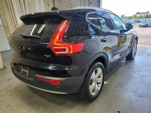 2022 Volvo XC40 T5 Momentum