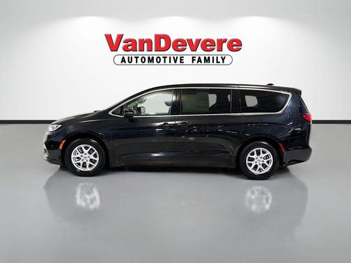 Brilliant Black Crystal Pearlcoat 2023 Chrysler Pacifica Touring L