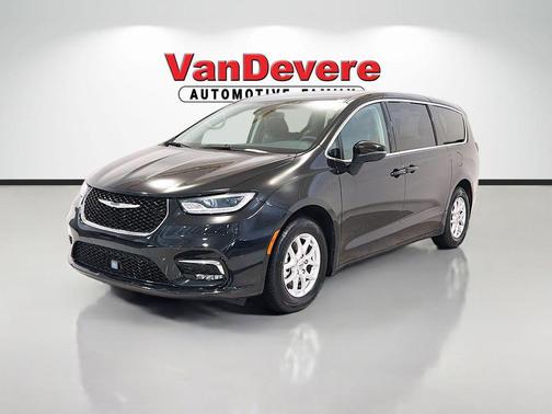 Brilliant Black Crystal Pearlcoat 2023 Chrysler Pacifica Touring L