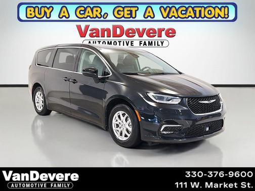 Brilliant Black Crystal Pearlcoat 2023 Chrysler Pacifica Touring L