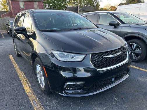 Brilliant Black Crystal Pearlcoat 2023 Chrysler Pacifica Touring L