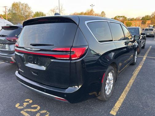 Brilliant Black Crystal Pearlcoat 2023 Chrysler Pacifica Touring L