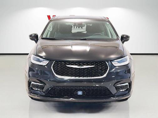 Brilliant Black Crystal Pearlcoat 2023 Chrysler Pacifica Touring L