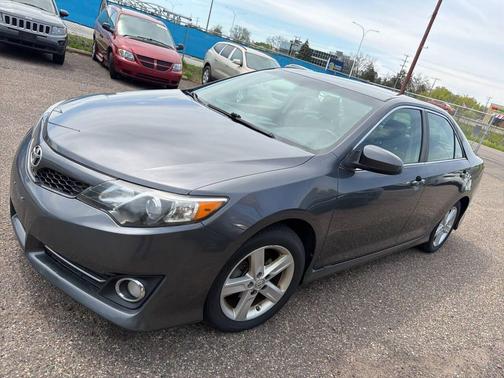 Magnetic Gray Metallic 2014 Toyota Camry SE