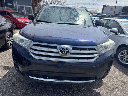Blue 2013 Toyota Highlander SE
