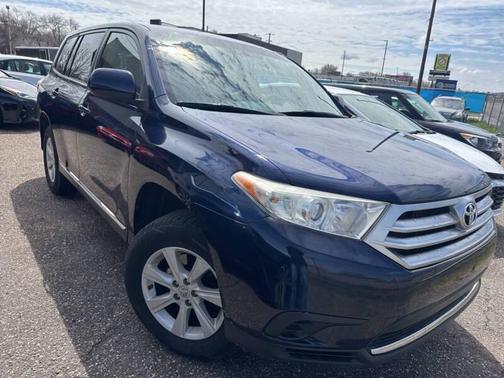 Blue 2013 Toyota Highlander SE