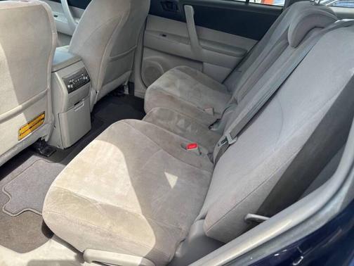 Blue 2013 Toyota Highlander SE